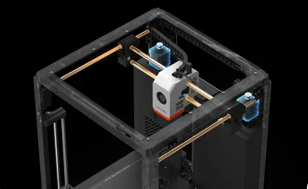 Interior da Anycubic Kobra S1 Combo visto de cima, com as hastes lineares, a correia e os dois motores fixos no chassi