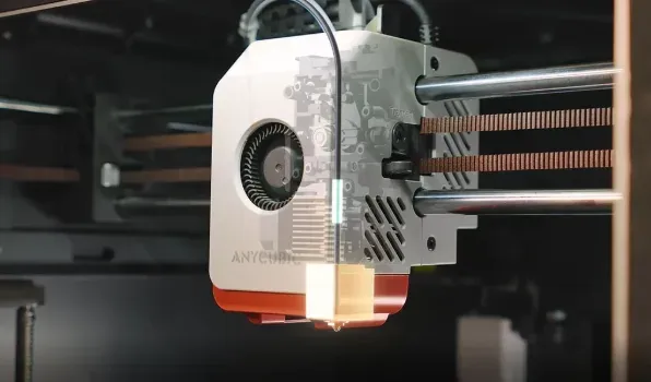 Cabeça de impressão da Anycubic Kobra S1 Combo em close, com a ventoinha, o bloco do bico e as hastes lineares do eixo X