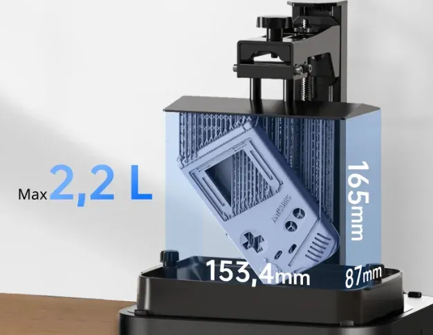 Volume de impressão da Photon Mono 4 com as medidas 153,4 x 87 x 165 mm indicadas e um console portátil deitado dentro