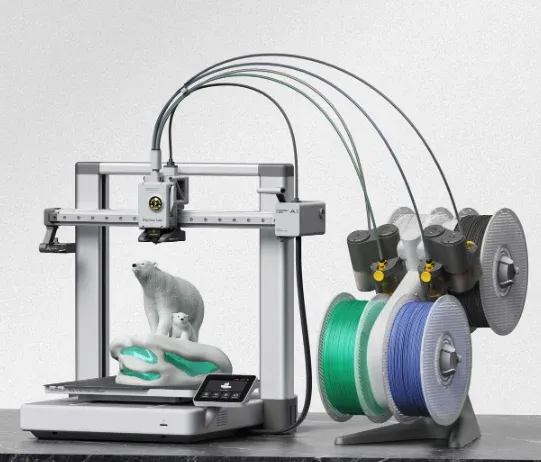 Impressora 3D Bambu Lab A1 com o AMS Lite de quatro rolos posicionado ao lado, ligado por tubos até o bico