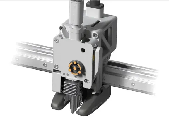 Cabeçote de impressora 3D FDM com o conjunto do bico solto, mostrando a peça que derrete e deposita o plástico