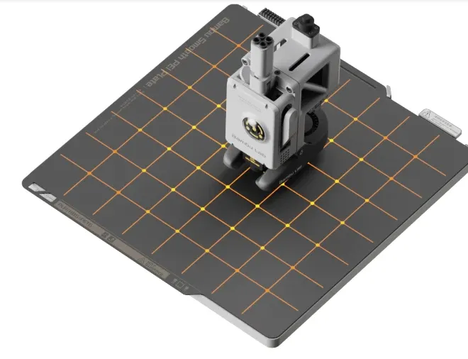 Cabeçote da impressora 3D Bambu Lab A1 tocando a mesa aquecida durante a calibração automática de altura, antes do início da peça