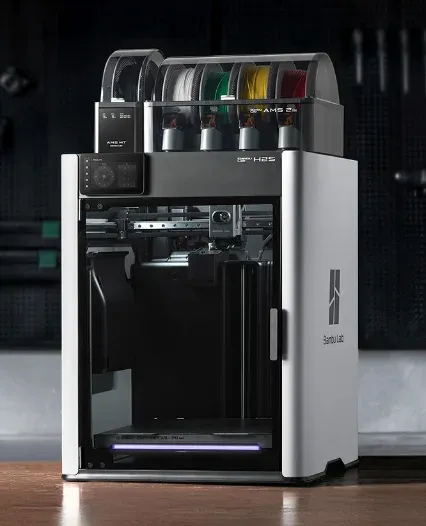 Impressora 3D Bambu Lab H2S com o AMS 2 Pro de quatro bobinas instalado no topo