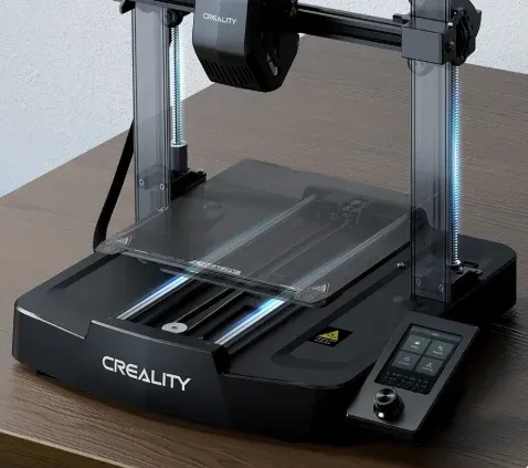 Impressora 3D Creality Ender 3 V3 SE montada em uma bancada de madeira, vista de frente