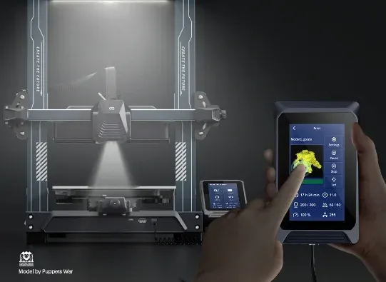 Tela sensível ao toque de 4,3 polegadas da Elegoo Neptune 4 Pro destacada da máquina, segurada na mão, mostrando o andamento de uma impressão